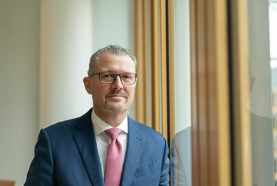 Arbeitgeberpräsident Dr. Rainer Dulger am Fenster stehend - Portrait Querformat ©BDA