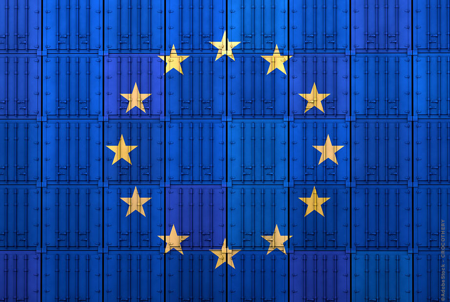 Blaue Überseecontainer mit dem EU Zeichen im Vordergrund.
