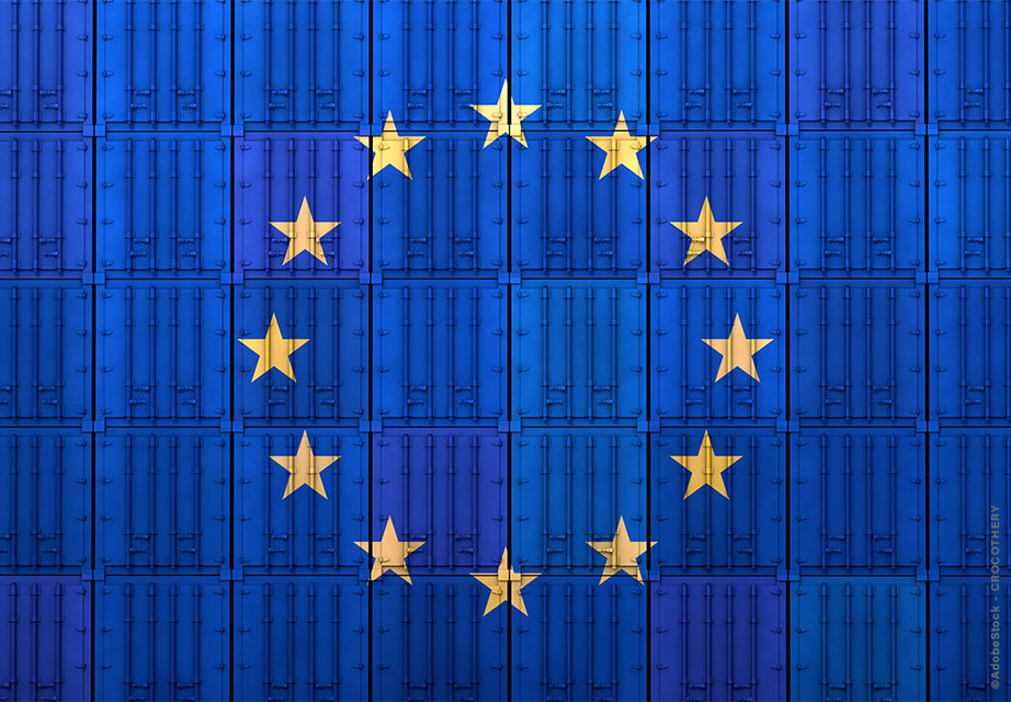 Blaue Überseecontainer mit dem EU Zeichen im Vordergrund.