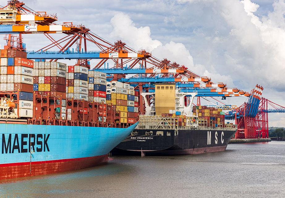 Symbolfoto für den BDA-Agenda Text: Rahmenbedingungen des Wirtschaftsstandortes nachhaltig verbessern - Containerschiffe im Hafen