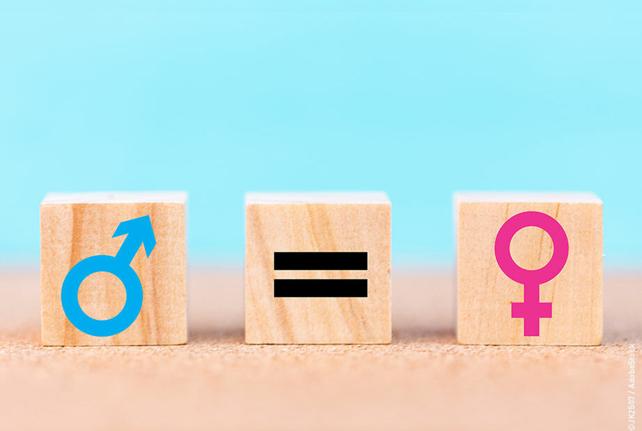 Drei Holzwürfel mit den Symbolen für weiblich Gleichheitszeichen und männlich - als Symbolfoto für Equal Pay
