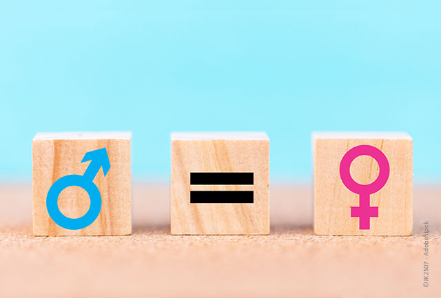 Symbolfoto - Drei Holzwürfel nebeneinander mit Symbolen für weiblich, Gleichheitszeichen und männlich - zum Thema Equal Pay