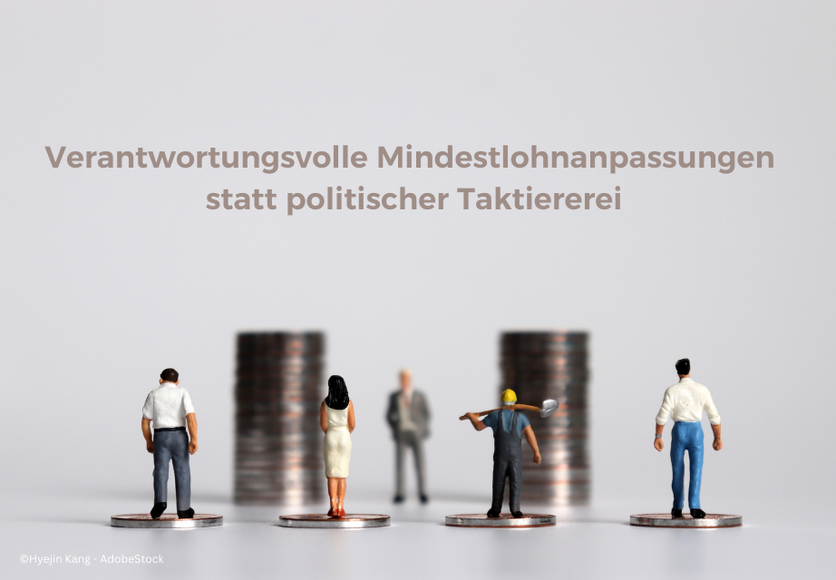 Miniaturmenschen mit Stapeln von Münzen. Das Konzept der Arbeitnehmer, die eine Erhöhung des Mindestlohns fordern.