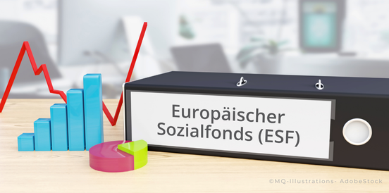 Europäischer Sozialfonds (ESF) – Finanzen/Wirtschaft. Ordner auf Schreibtisch mit Beschriftung neben Diagrammen. Business