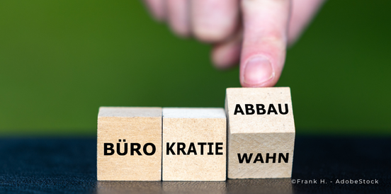 Hand dreht Würfel und ändert den Ausdruck Bürokratiewahn in Bürokratieabbau - ©Frank H. AdobeStock