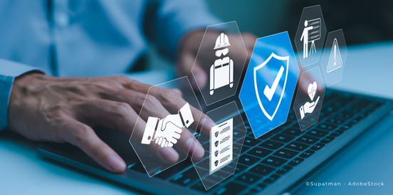 Konzepte für Arbeitssicherheit und Einhaltung von Vorschriften. Geschäftsmann tippt auf einem Laptop mit virtuellen Symbolen, die Arbeitssicherheit, Einhaltung von Vorschriften und Sicherheit am Arbeitsplatzdarstellen. Sicherheit geht vor, - ©supatman_adobestock