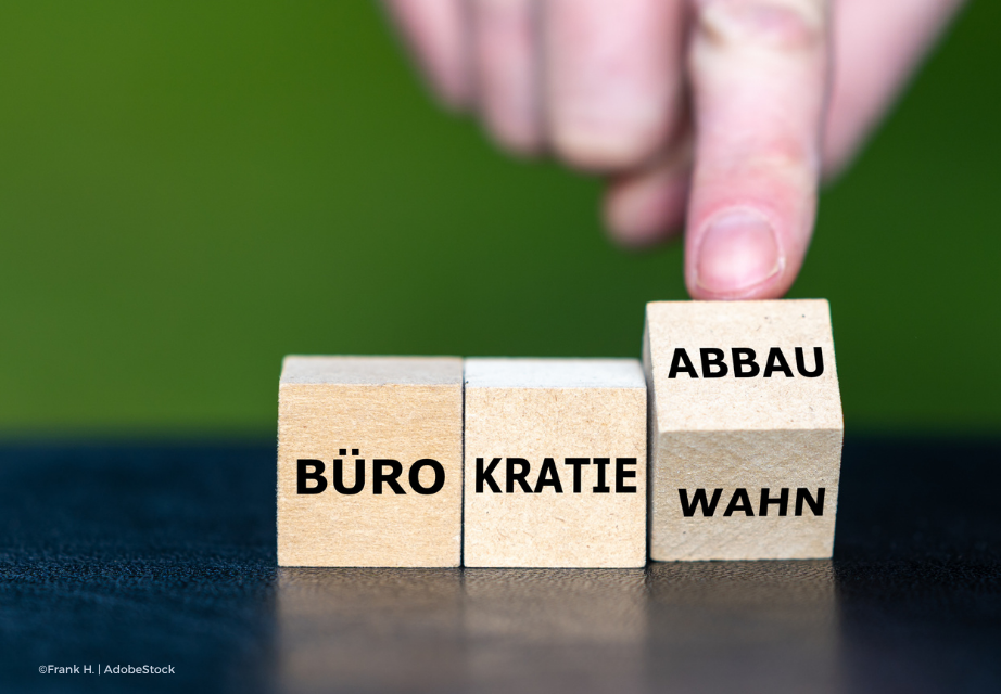 Hand dreht Würfel und ändert den Ausdruck Bürokratiewahn in Bürokratieabbau - ©Frank H. AdobeStock