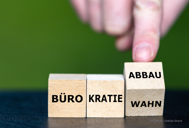 Hand dreht Würfel und ändert den Ausdruck Bürokratiewahn in Bürokratieabbau - ©Frank H. AdobeStock