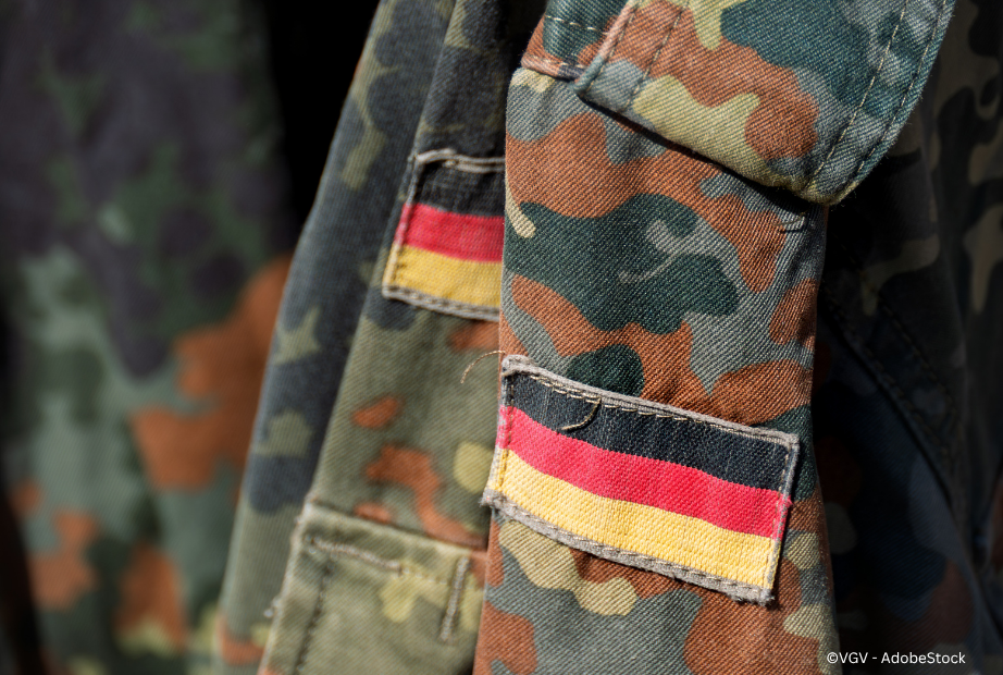 Bundeswehr Uniformen mit Deutschlandabzeichen / ©VGV - AdobeStock