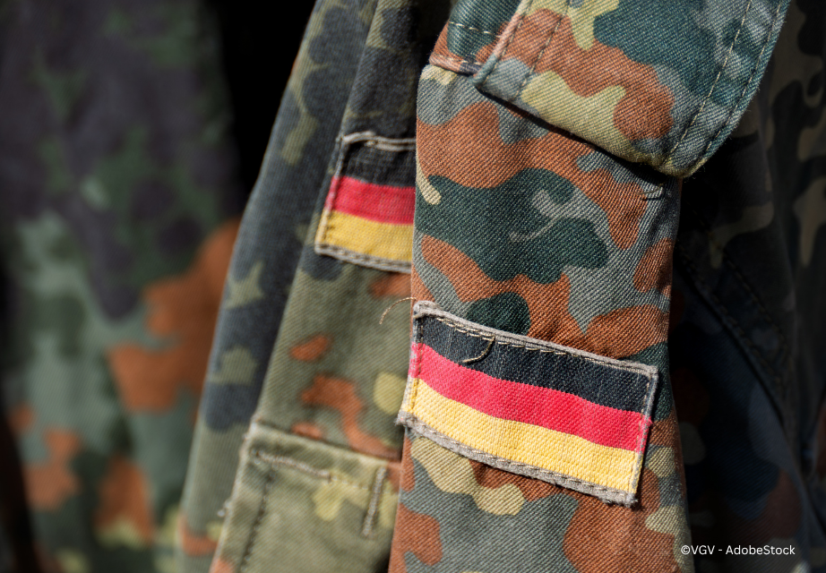 Bundeswehr Uniformen mit Deutschlandabzeichen / ©VGV - AdobeStock